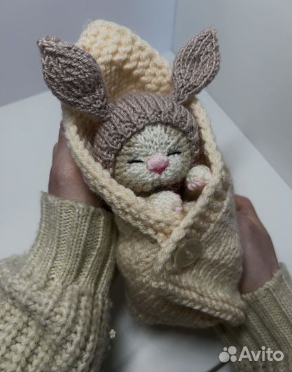 Вязаный спящий котенок