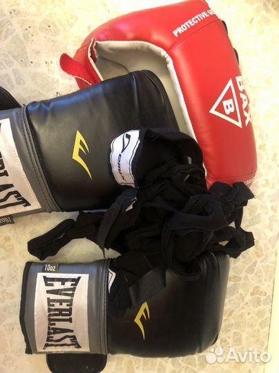 Боксерские перчатки и шлем, бинты