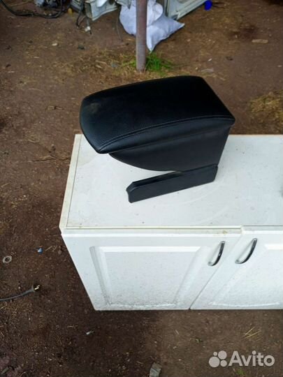 Подлокотник в авто