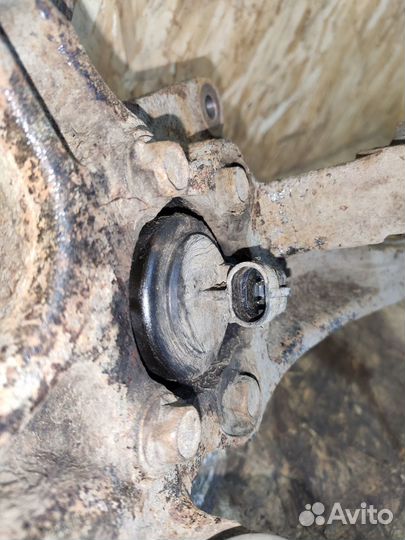 Кулак задний левый Chevrolet Epica