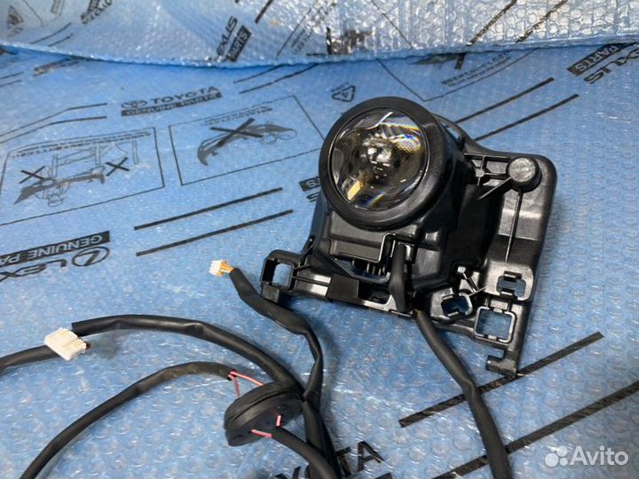 Линза фары Toyota Camry 2019