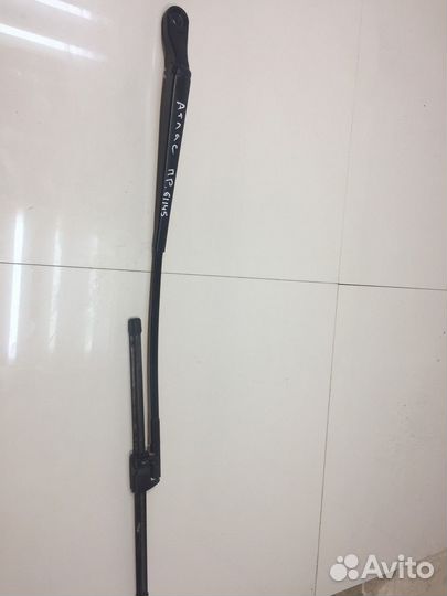 Поводок стеклоочистителя правый (Geely Atlas)