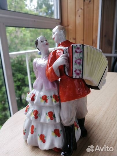 Статуэтка фарфор, Дулево, гармонист с девушкой
