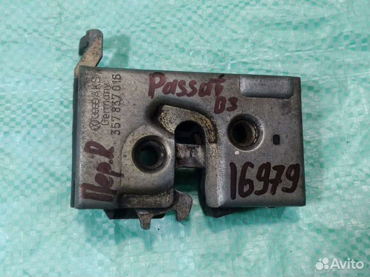 Замок передний правый Volkswagen Passat B3