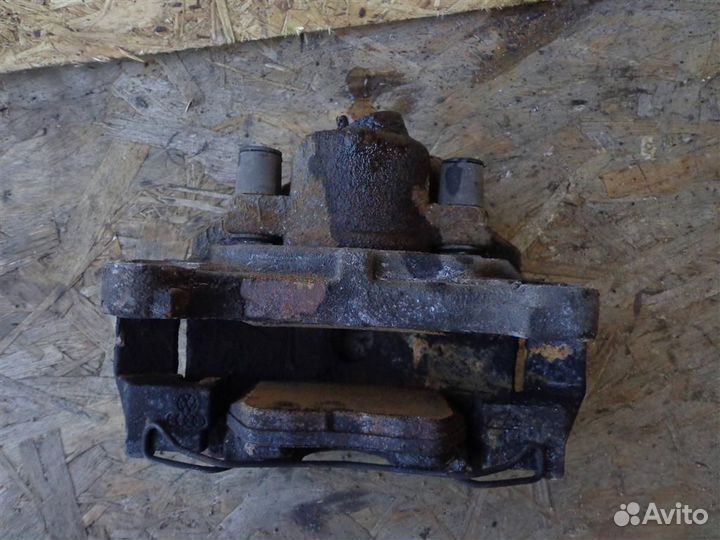 Суппорт тормозной передний правый VW Passat B6