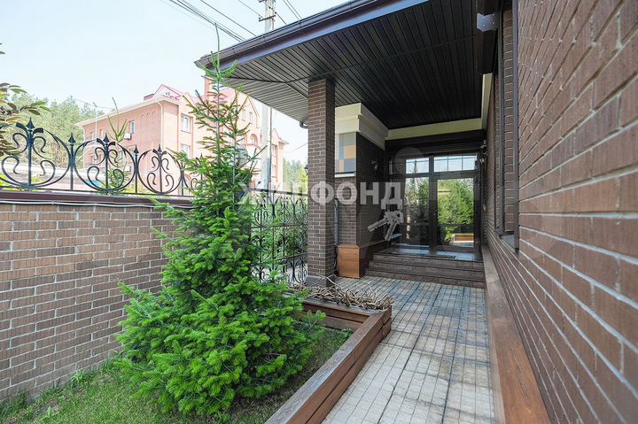 Коттедж 686,5 м² на участке 9 сот.