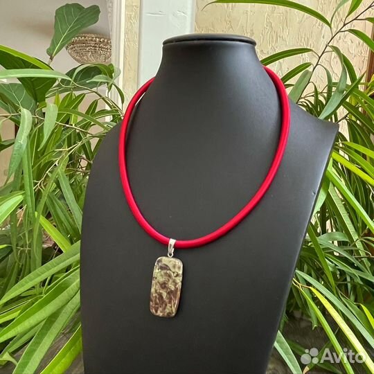 Кулоны из натурального камня на шнуре