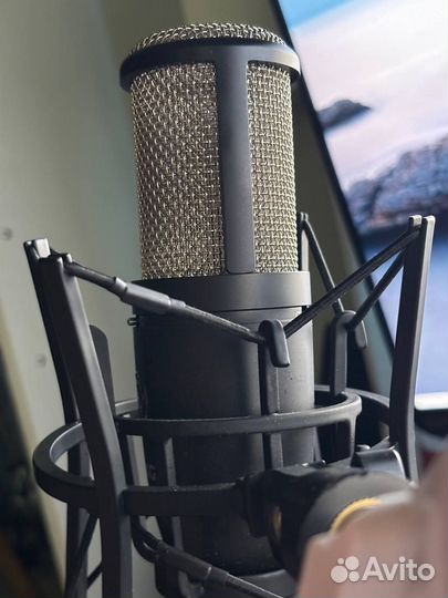 Студийный микрофон AKG p420