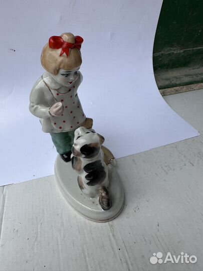 Статуэтка фарфоровая