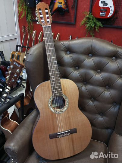 Классическая гитара Kremona