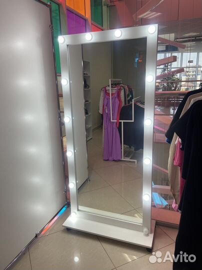 Гримерное зеркало с лампочками