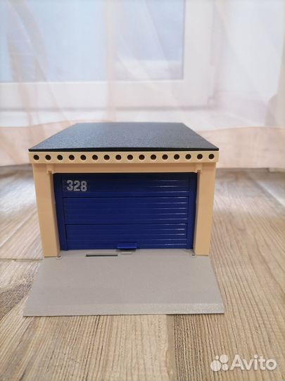 Игрушечный гараж с машинкой