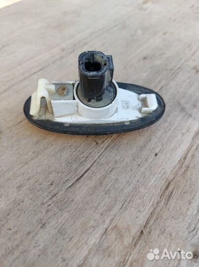 Nissan NP300 Повортник крыла