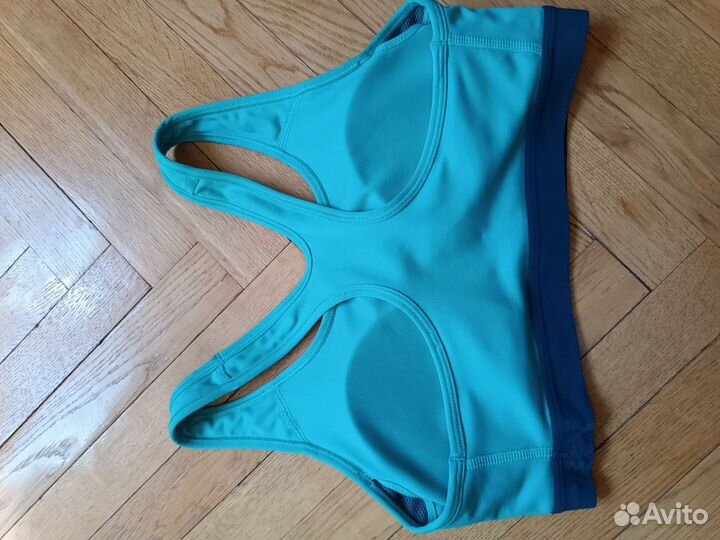 Спортивный топ бра Nike размера M