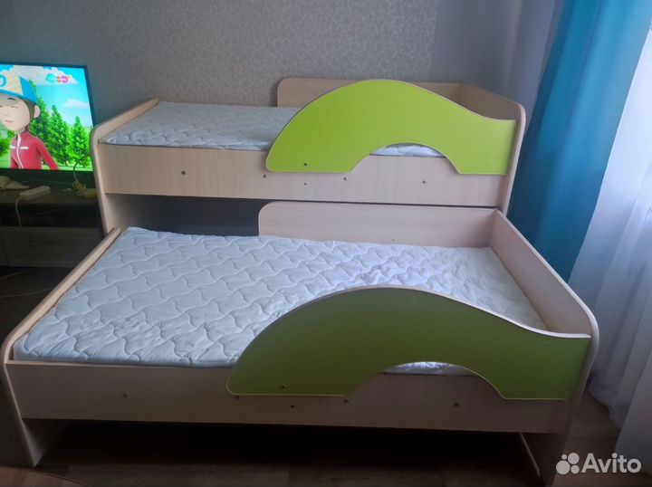 Детская кровать с бортиком и ящиками и матрасами