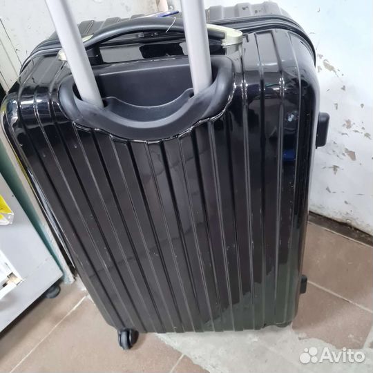 Чемодан на колесах пластик