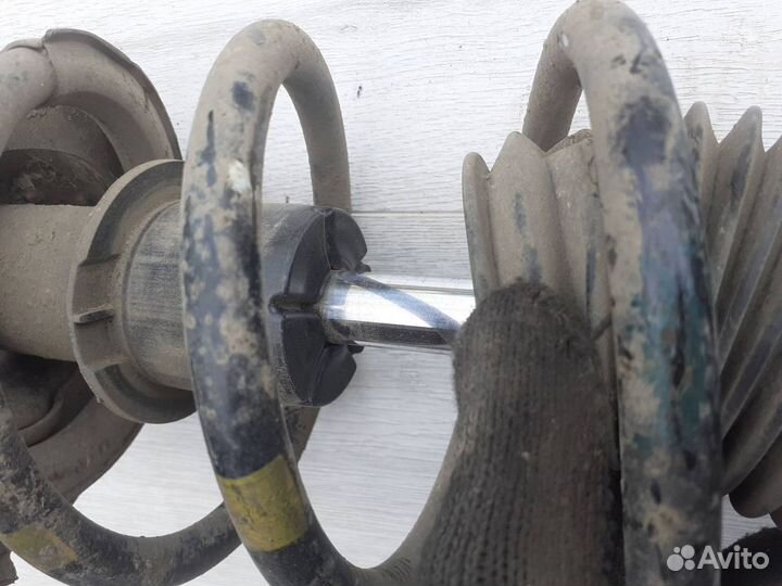 Стойка передняя правая Hyundai Solaris / Rio 3