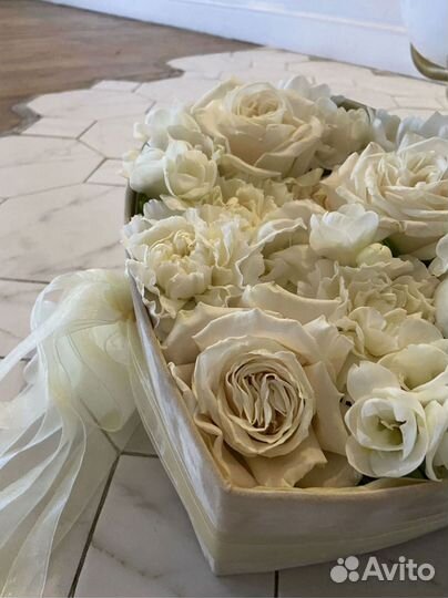 Цветы + макарунс - подарок для девушки