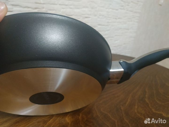 Сковорода с крышкой Новая фирмы Bohmann d24см