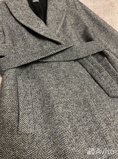 Пальто новое на поясе из шерсти Benetton