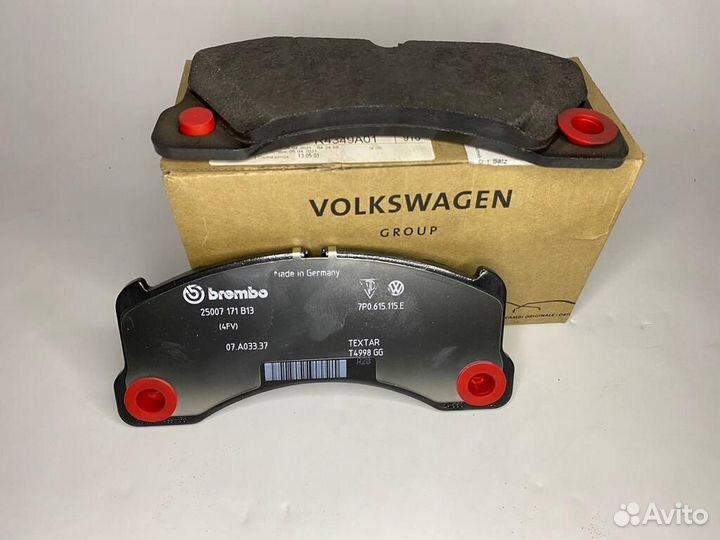 1 комплект тормозных колодок для дисковы 7P0698151
