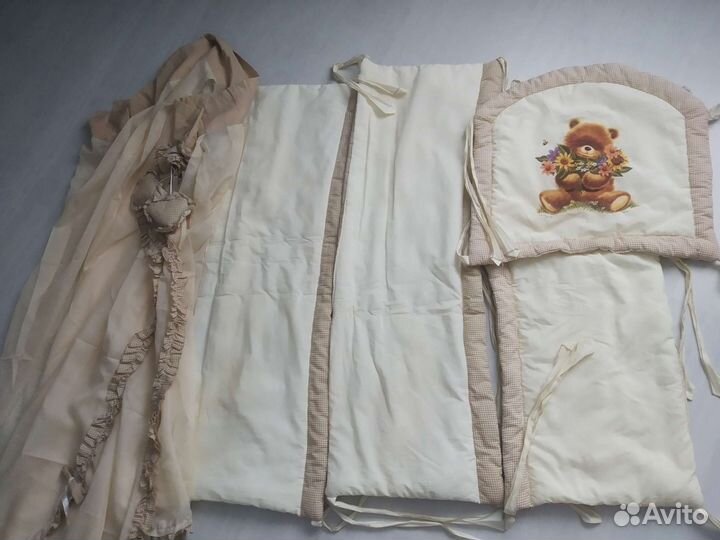 Бортики в кроватку с балдахином и держателем