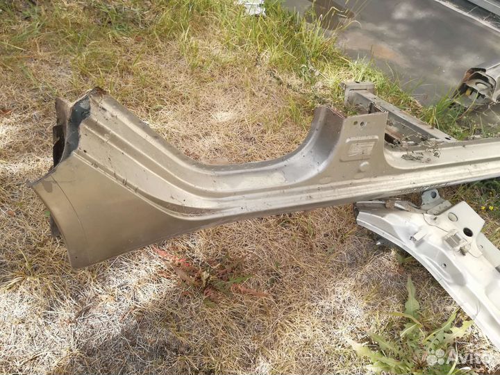 Mitsubishi Colt 2007г порог правый со стойкой