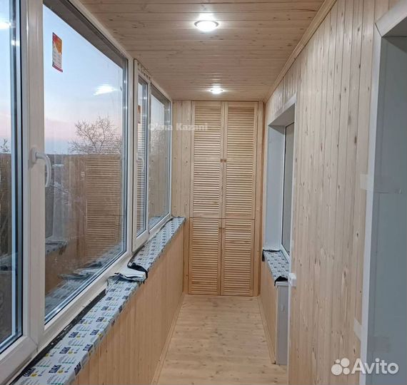 Обшивка балкона деревом