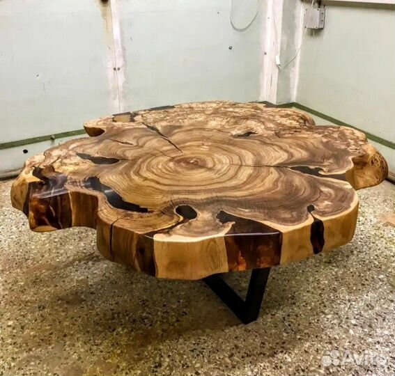 Столы из эпоксидной смолы и дерева