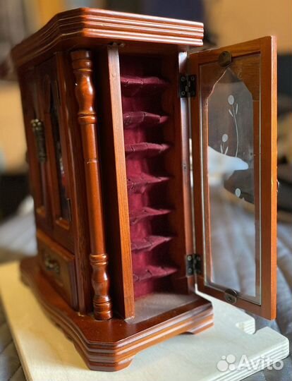 Шкатулка-шкаф для украшений