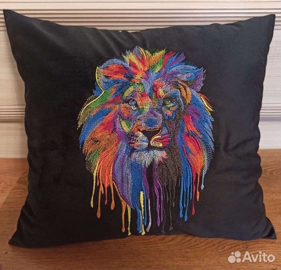Подушка декоративная с вышивкой, Лев