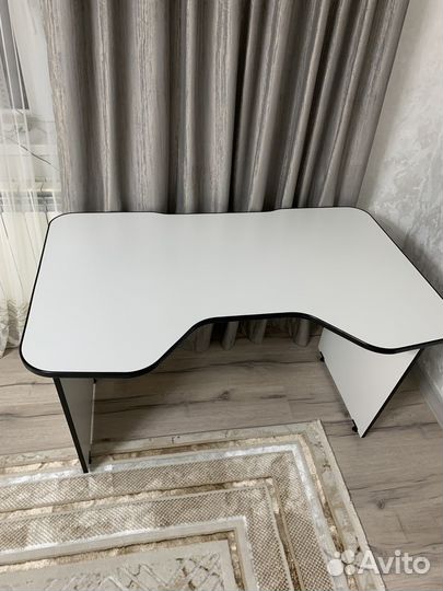 Игровой компьютерный стол