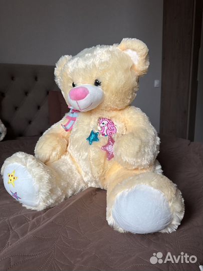 Большой плюшевый медведь