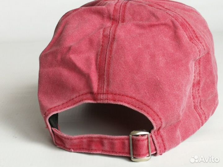 Классическая бейсболка красно-синего цвета