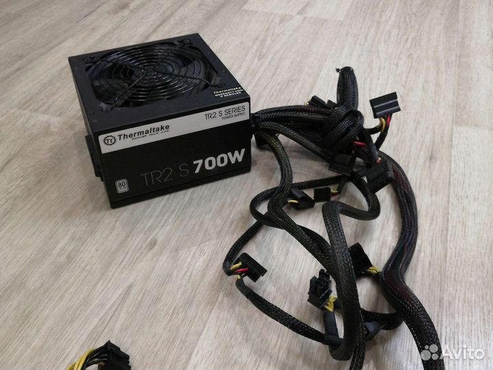 Thermaltake TR2 S 700W