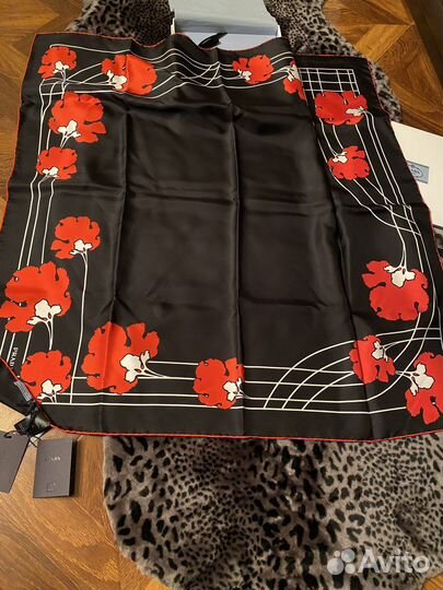 Новый платок Prada оригинал