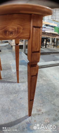 Столик деревянный и табуретки