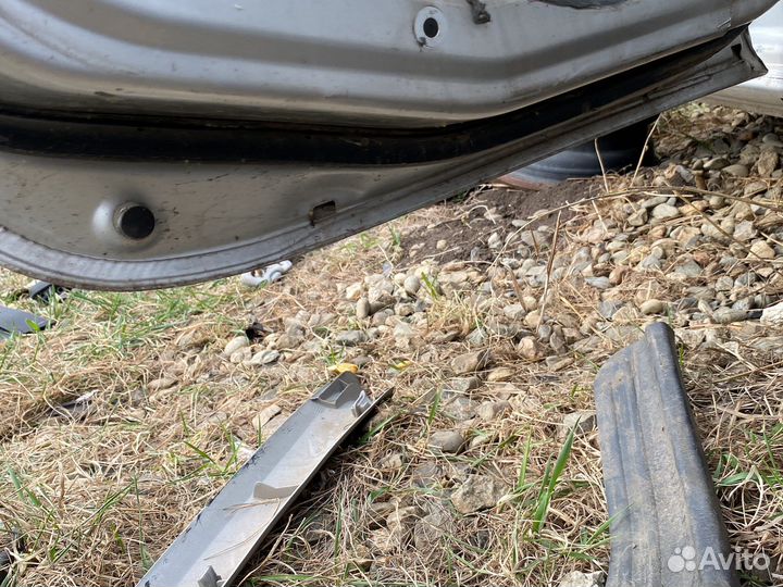 Задняя левая дверь Mitsubishi Carisma седан