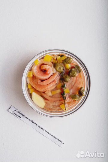 Слабосоленая горбуша в масле с каперсами, овощами