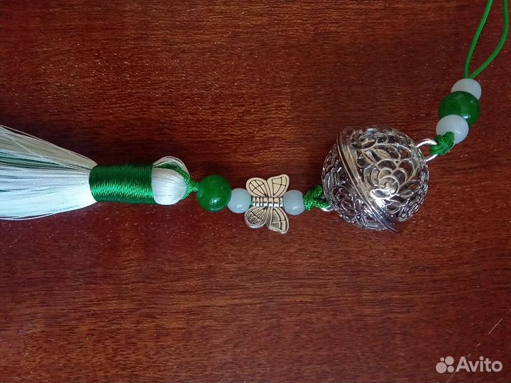 Брелок с длинной кисточкой и колокольчиком