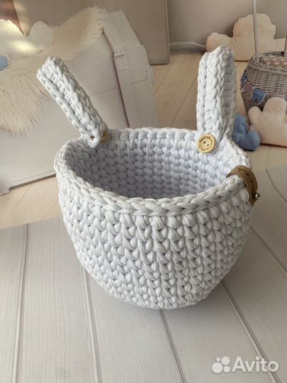 Корзинка вязанная на кроватку органайзер