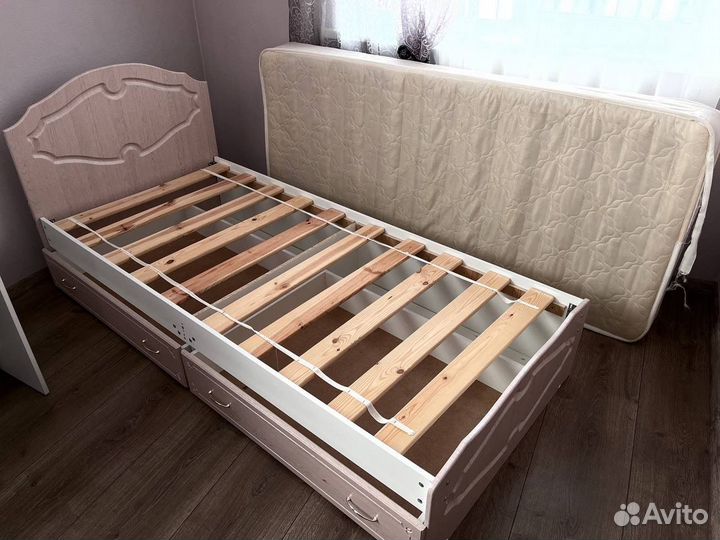 Кровать с матрасом 90*200