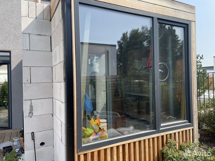 Окно в темной ламинации