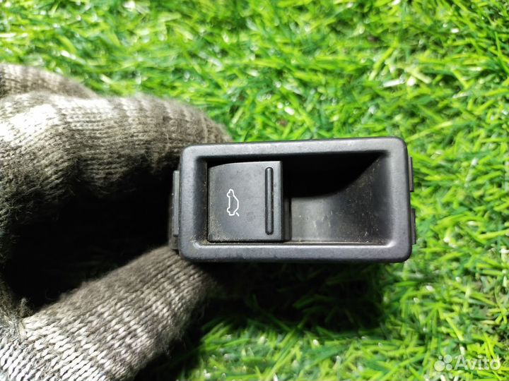 Кнопка открывания багажника Volkswagen Jetta V