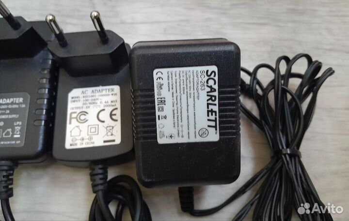 Блоки питания,кабеля телефонов и компа,пульты