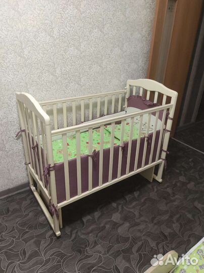 Детская кроватка с маятником