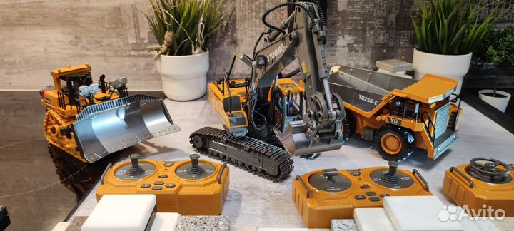 Экскаватор трактор бульдозер на пульте