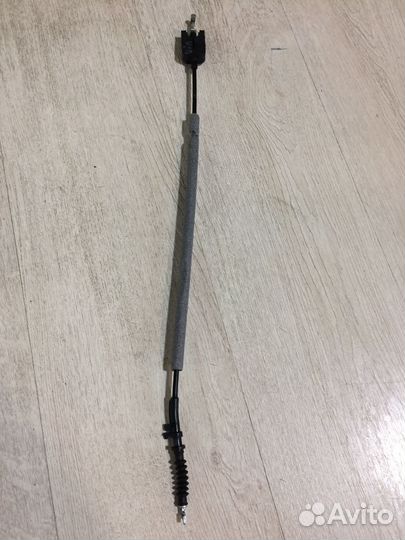 Трос открывания передней двери наружный Skoda Yeti