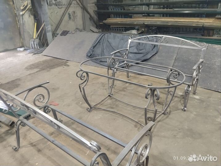 Стол со скамьями