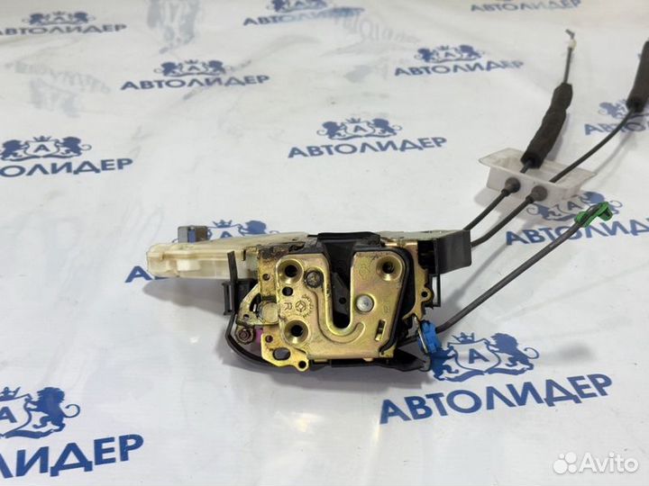 Замок двери передний правый Nissan Primera P12